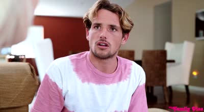 Chloe Temple与姐姐一起背台词